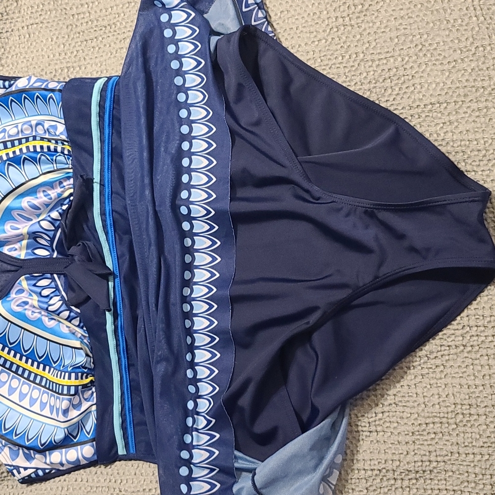 Bathing suit - Picture 2 of 3